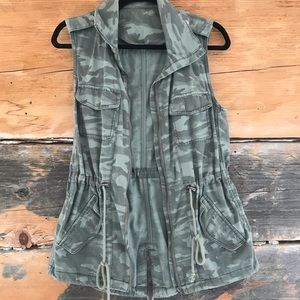 Maurice’s—Camo Vest like new —Large